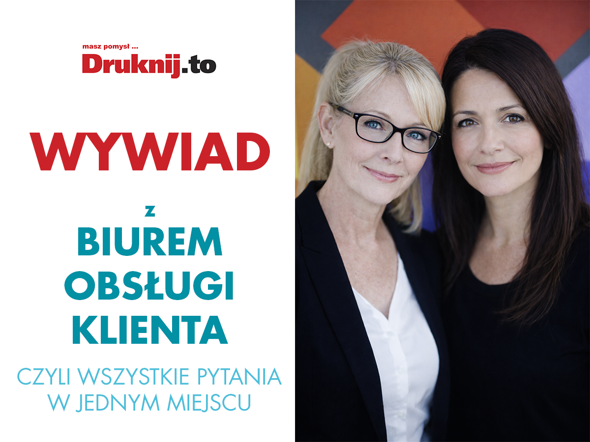 Dwie pracownice działu obsługi klienta drukarni - blondynka w okularach i brunetka - portret na kolorowym geometrycznym tle.